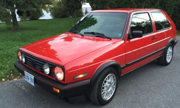 Години: 1974-90 г.

Примерна цена: 1988 Golf GTI на 210 000 км за 8200 евро

Golf GTI е легенда в света на класическите автомобили и има защо. Версията хотхеч все още се продава днес заедно с по-малко спортния си вариант. Красотата му се крие във факта, че осигурява мощност и производителност за малка част от цената на спортна кола. Тези му качества правят бързото шофиране наистина достъпно за хора с нормални доходи..

За щастие, моделът наистина издържа теста на времето и може да се справи с лекота на дълги разстояния въпреки възрастта си. Ако не вярвайте &ndash; идете в Перник.